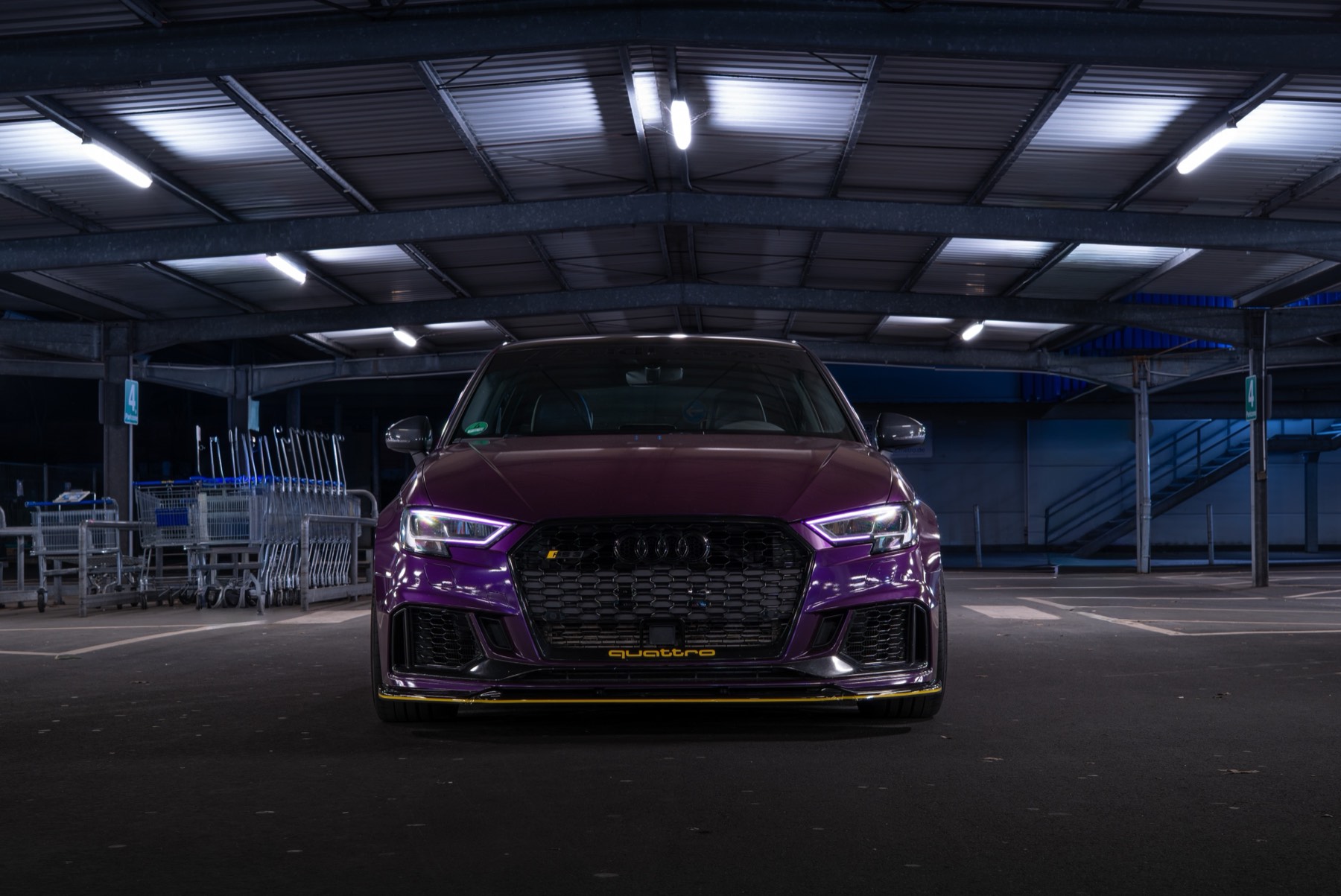 Violetter Audi RS3 in einem Parkhaus