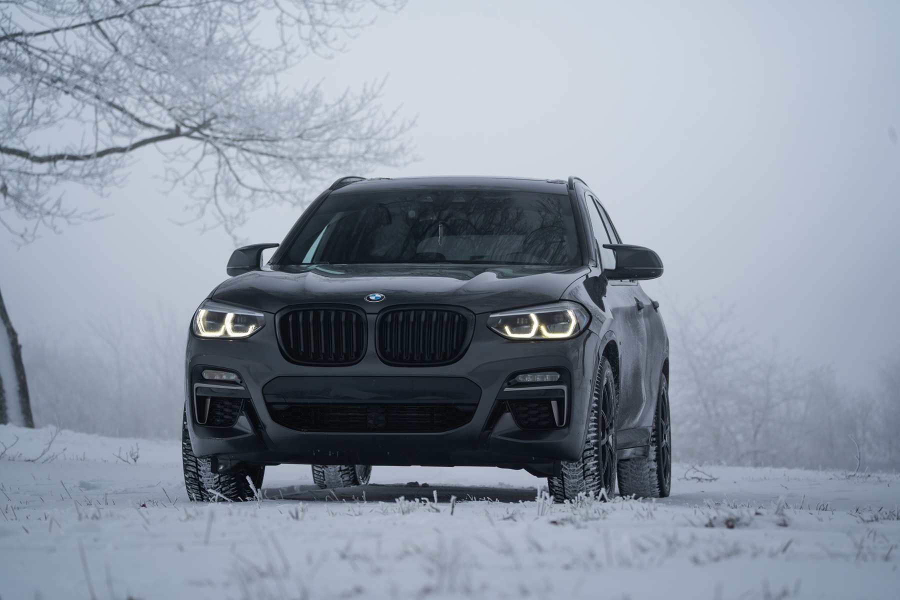 BMW X3 M40d im Schnee bei Nebel